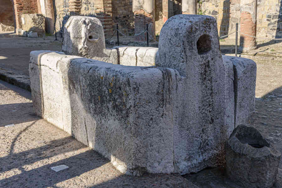 272 - Italia - Herculano - parque arqueológico de Herculano - fuente.jpg